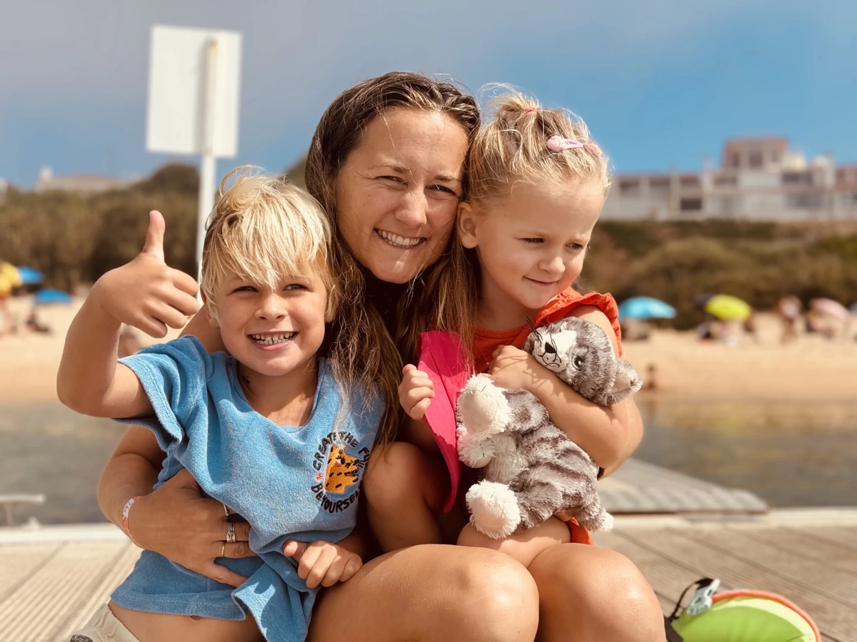 Dunja met de kinderen op het strand van Milfontes
