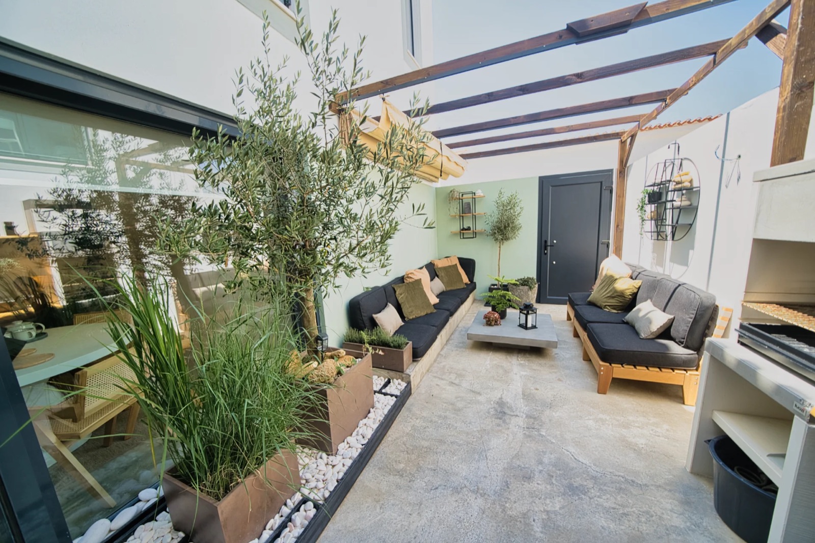 De patio met pergola en loungebank